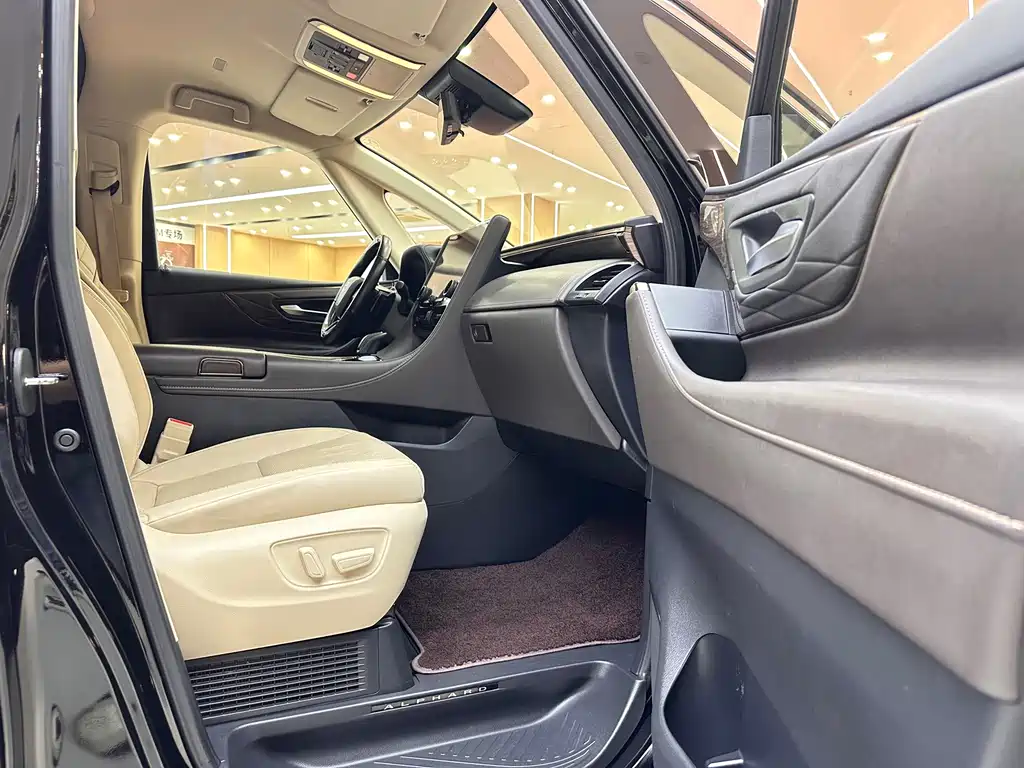 Toyota Alphard — миниатюра 5