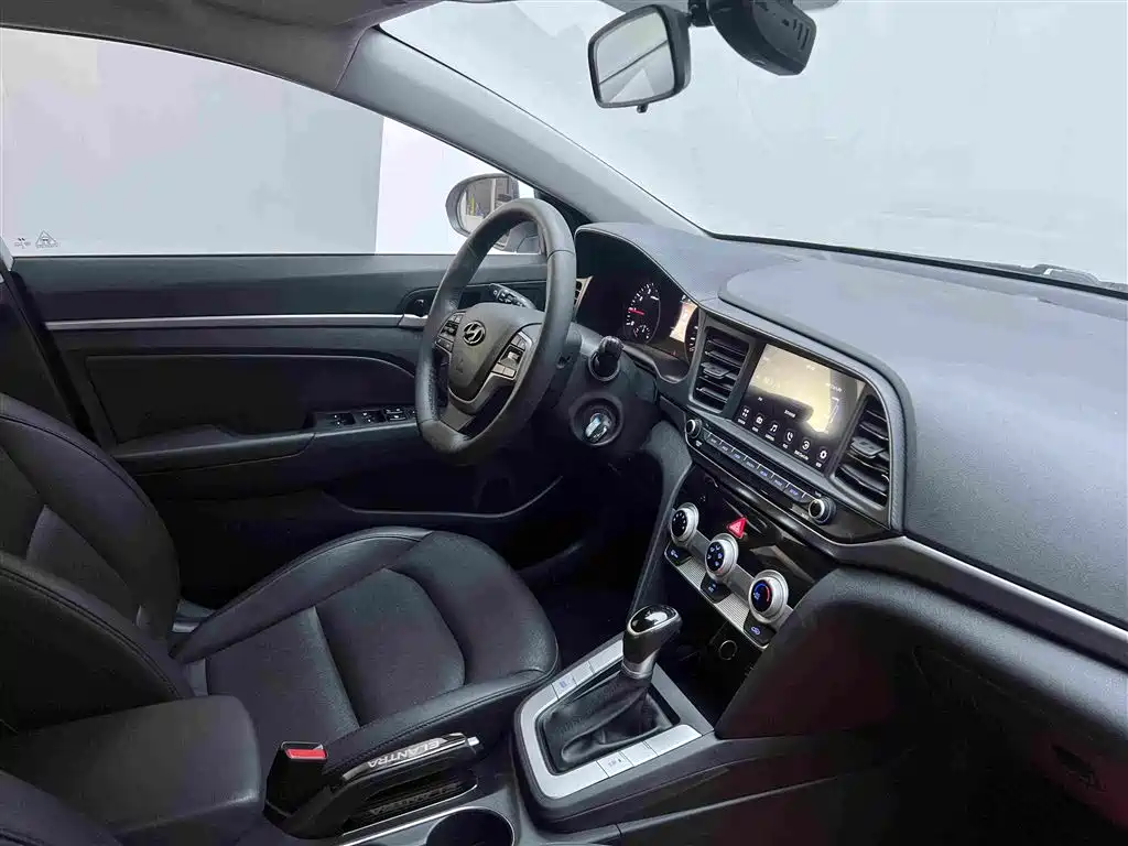 Hyundai Elantra — миниатюра 8
