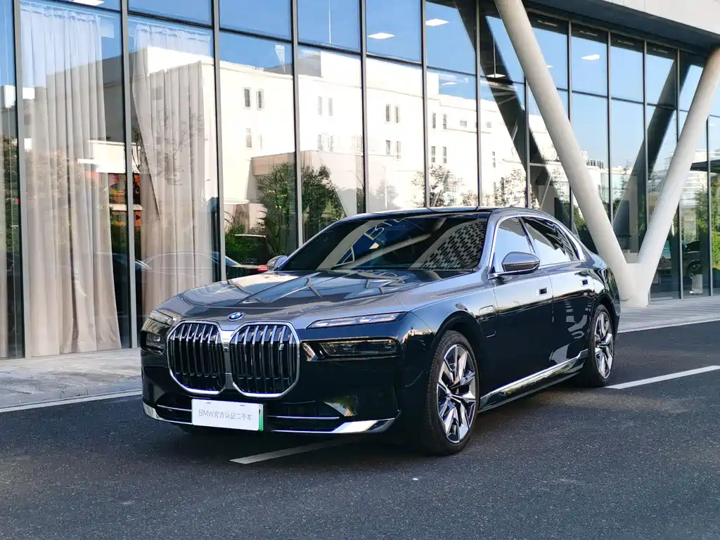 BMW i7