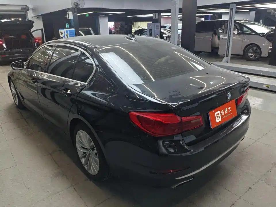 BMW 5 Series — миниатюра 7