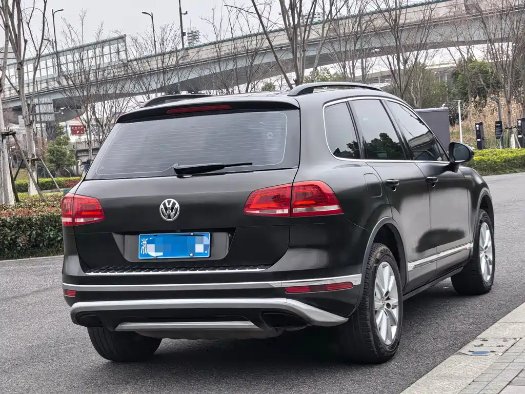 VOLKSWAGEN TOUAREG