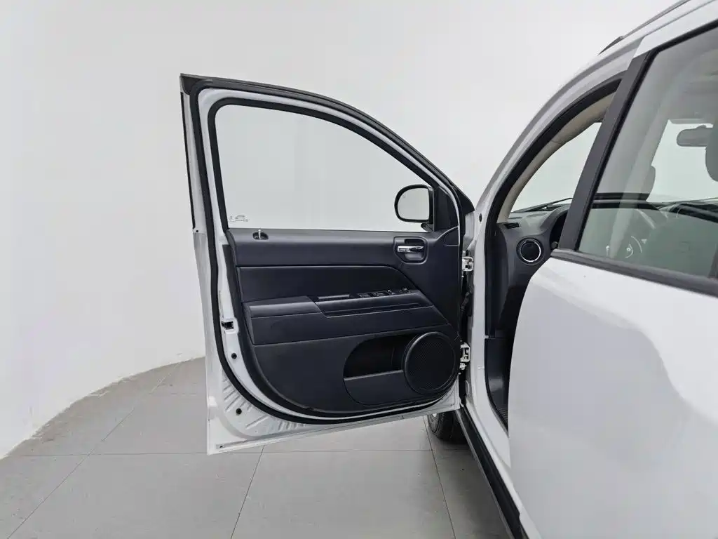 Jeep Compass (Import) — миниатюра 8