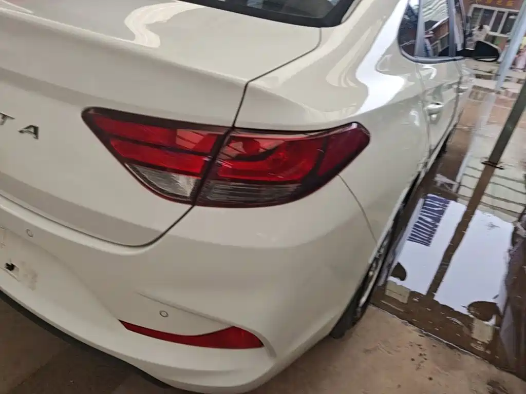 Hyundai Elantra — миниатюра 8