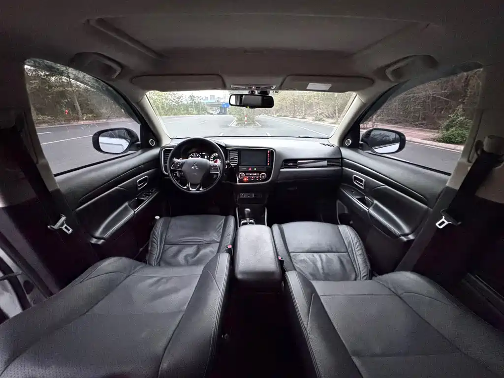 MITSUBISHI OUTLANDER