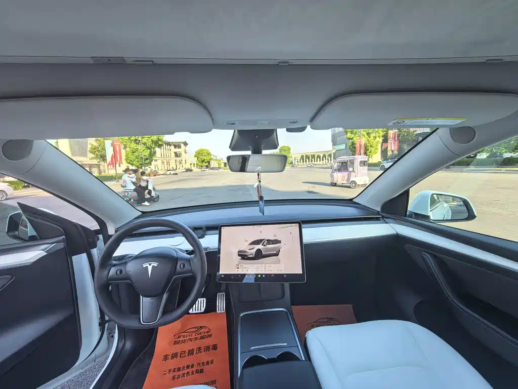 Tesla Model Y — миниатюра 5