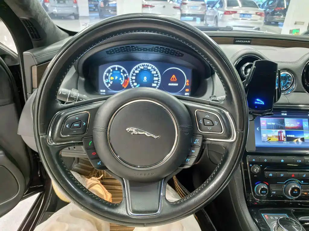 Jaguar XJ — миниатюра 11