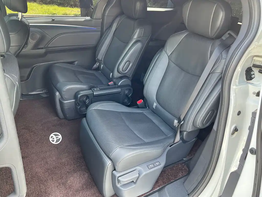 Toyota Sienna — миниатюра 12