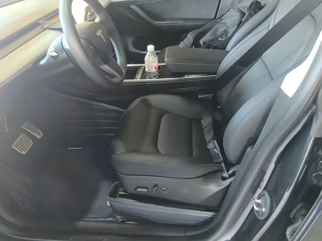 Tesla Model Y — миниатюра 15