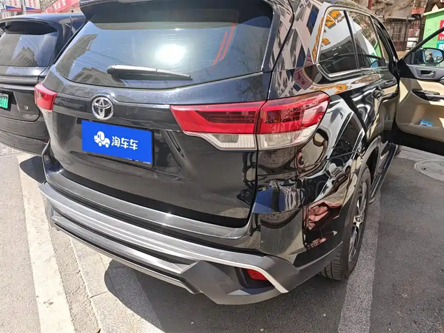 TOYOTA HIGHLANDER