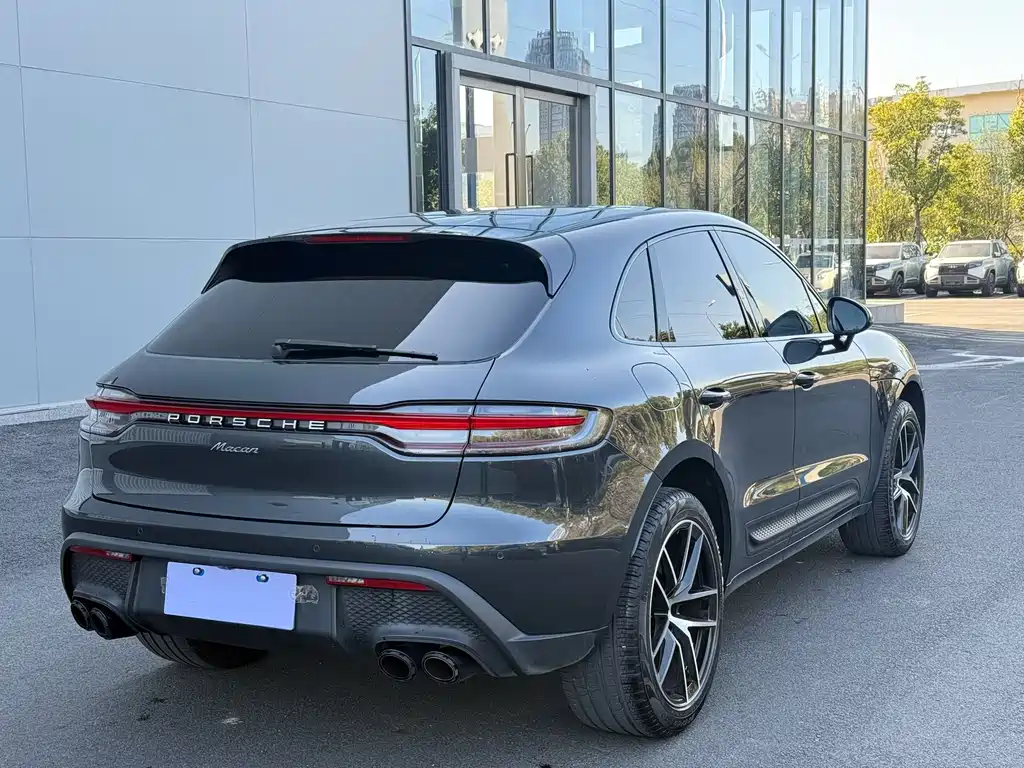 PORSCHE MACAN