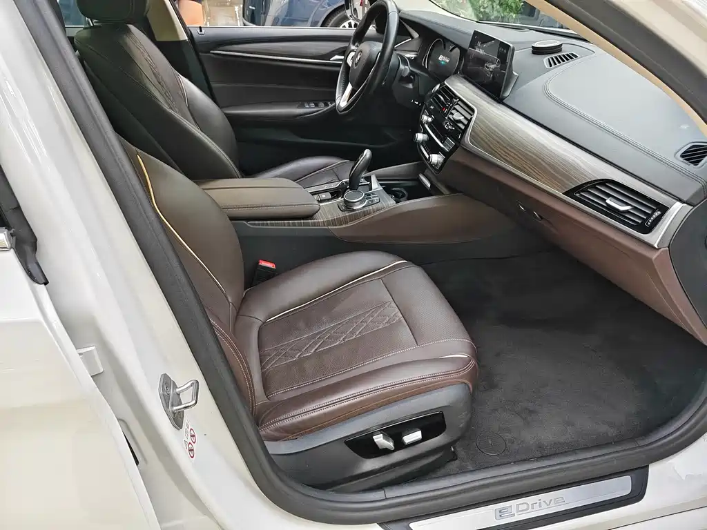 BMW 5 Series New Energy — миниатюра 7