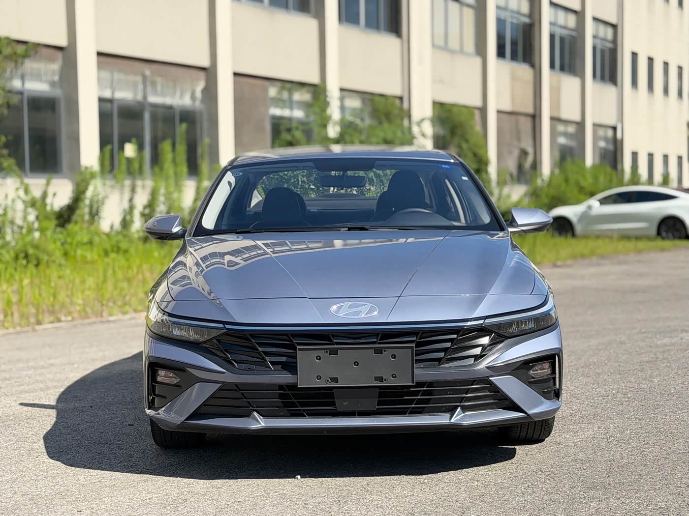 Hyundai Elantra 1.5 л 2026 г. Серебристо-серый, пробег 11000 км
