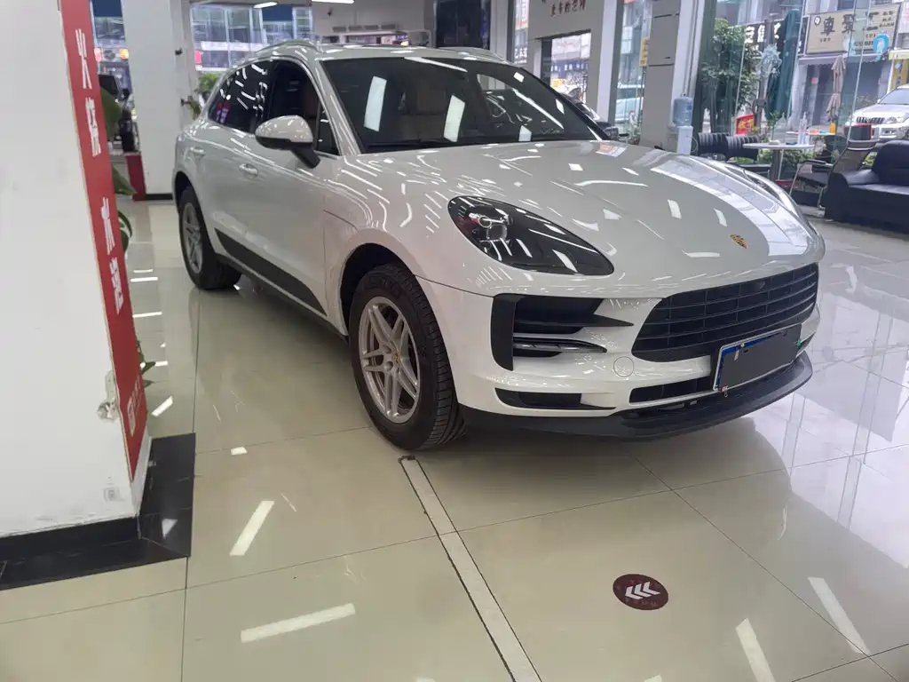 PORSCHE MACAN