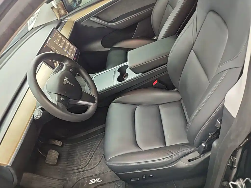 Tesla Model Y — миниатюра 15
