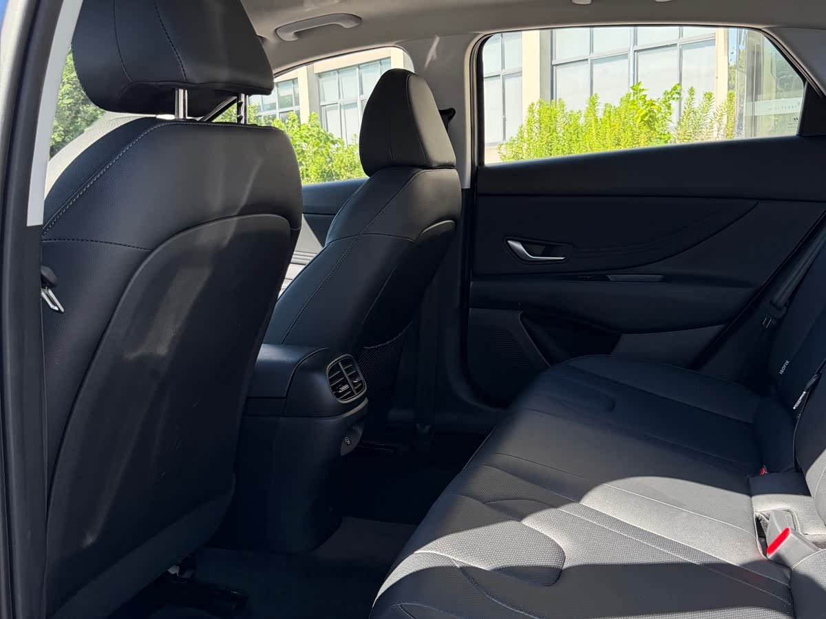 Hyundai Elantra 1.5 л 2026 г. Серебристо-серый, пробег 11000 км