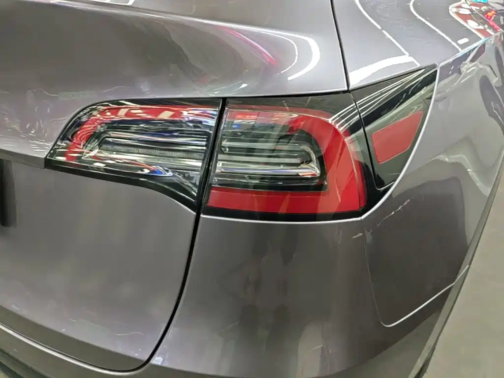Tesla Model Y — миниатюра 8