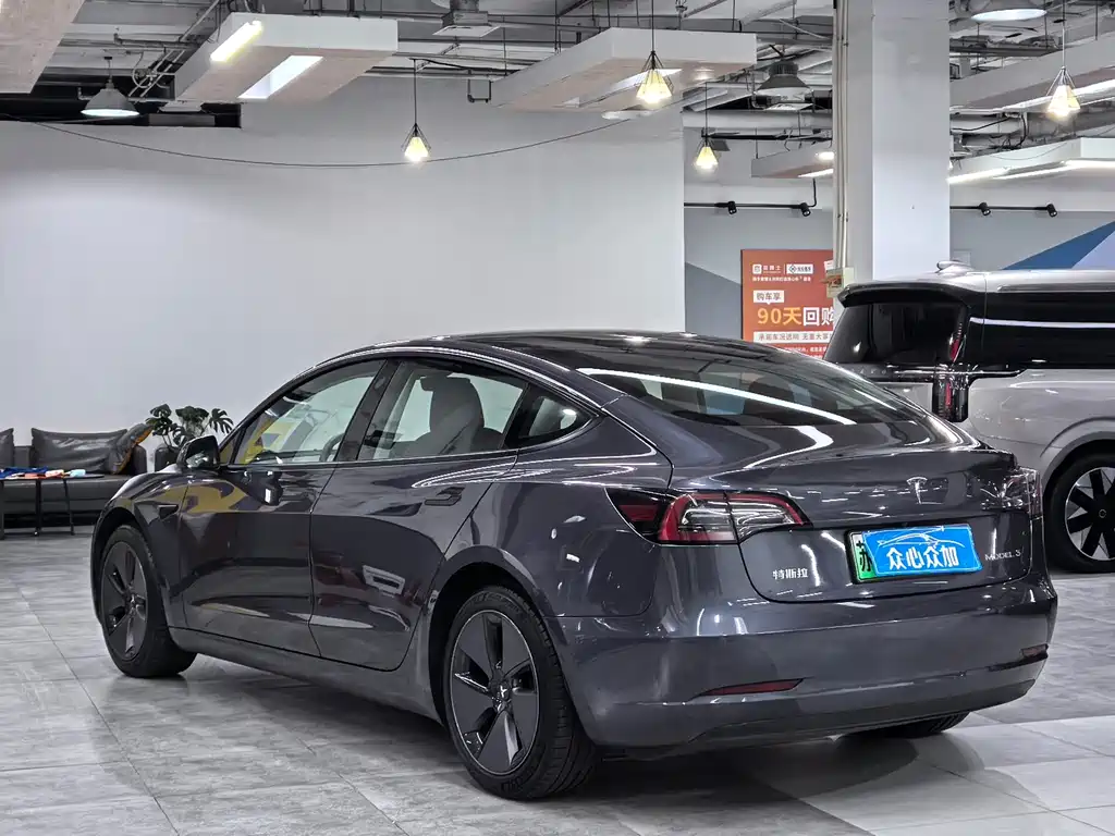 Tesla Model 3 — миниатюра 4