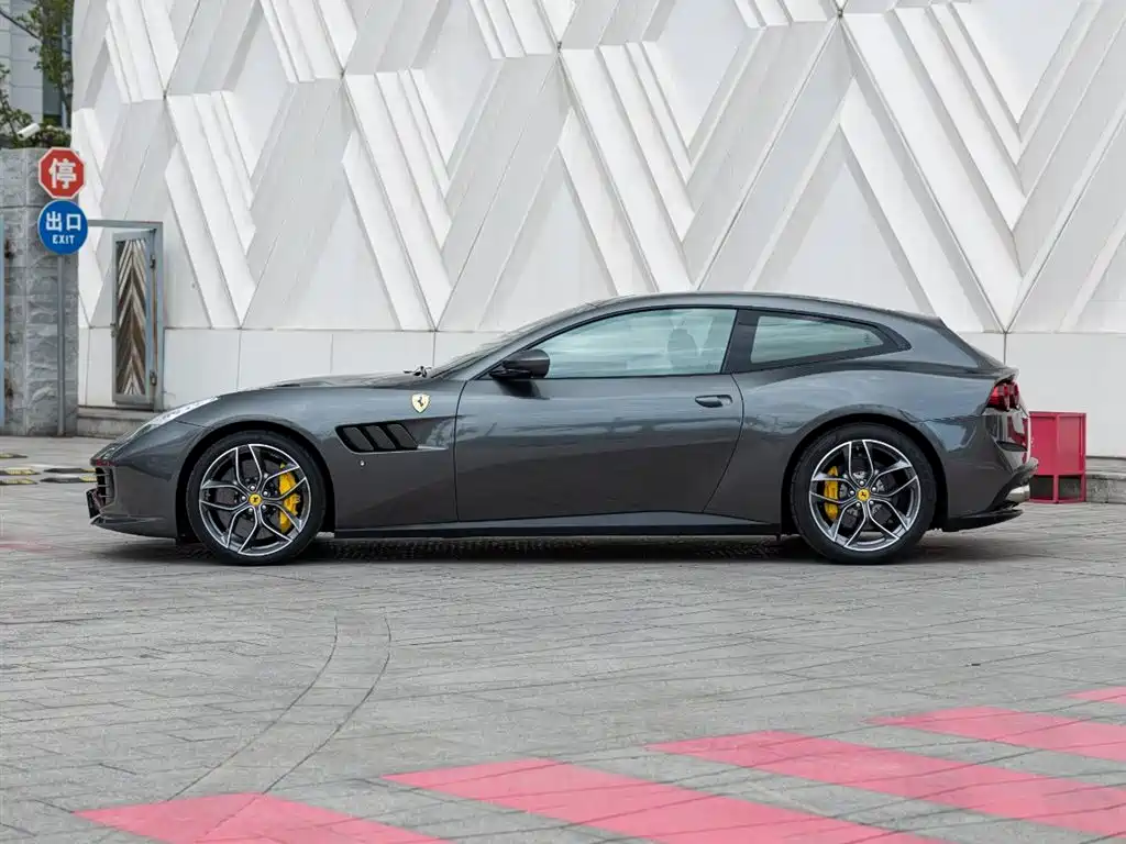 Ferrari GTC4Lusso 2017 3.9T V8