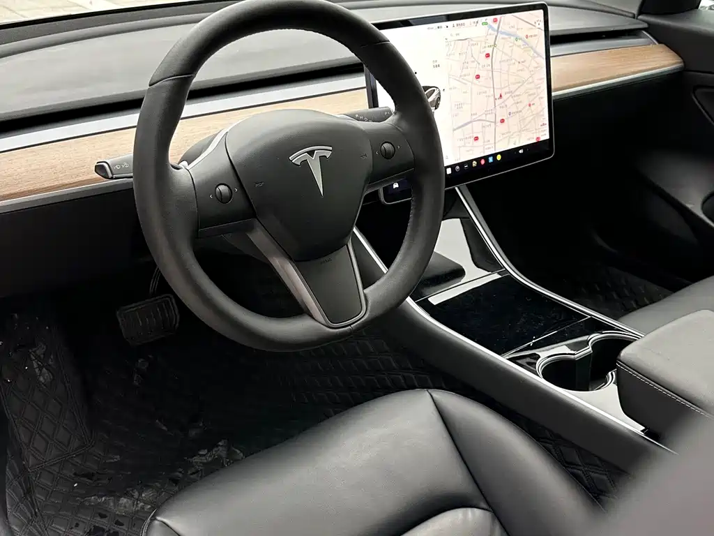 Tesla Model 3 — миниатюра 3