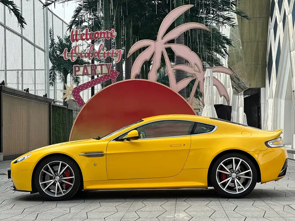 ASTON MARTIN V8 VANTAGE