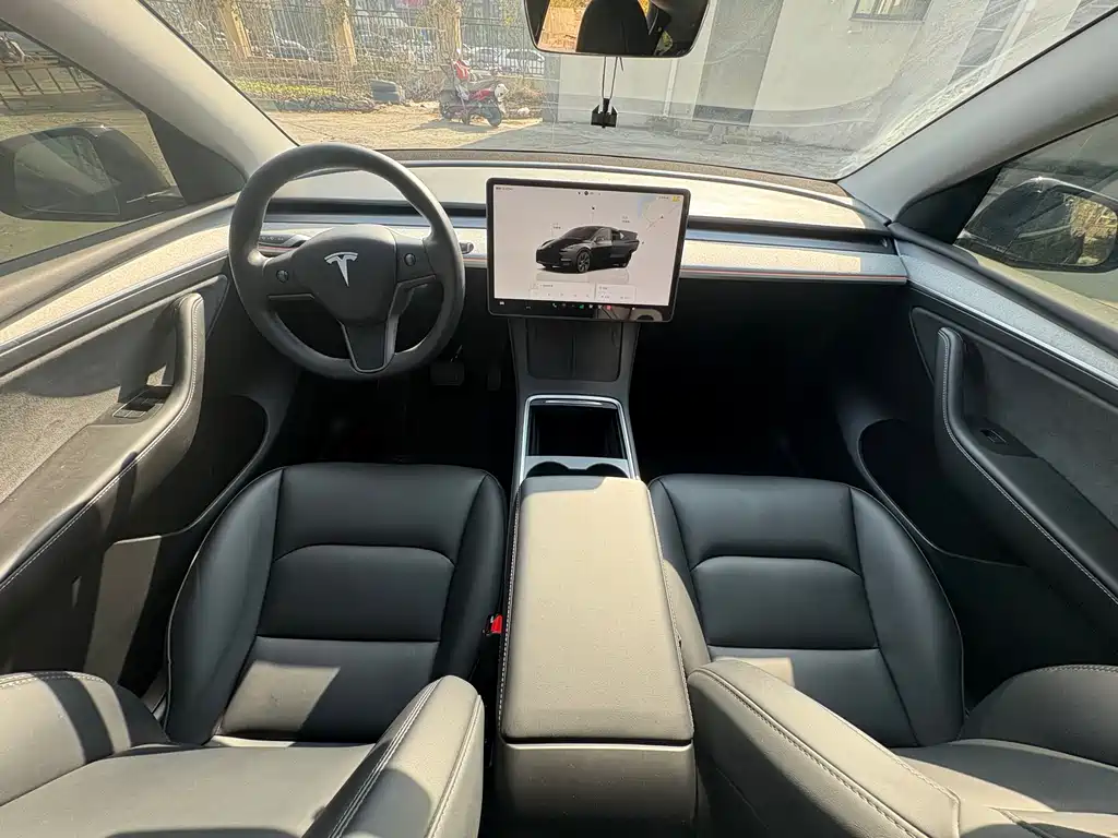 TESLA MODEL Y