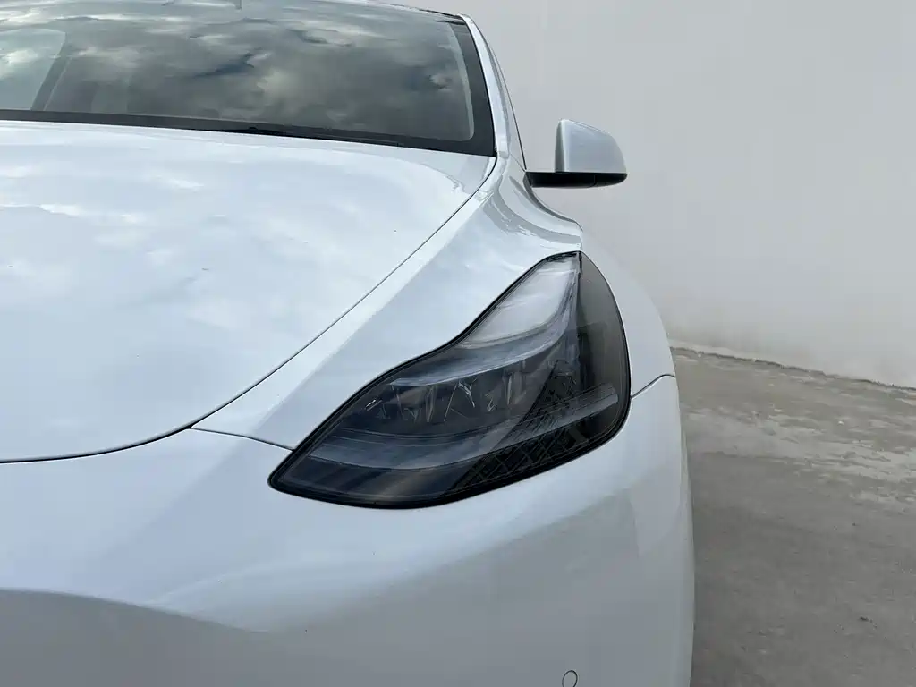 Tesla Model Y — миниатюра 8