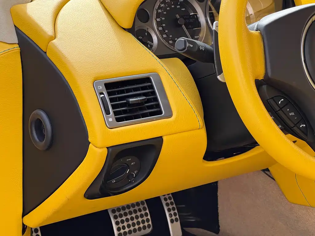 ASTON MARTIN V8 VANTAGE