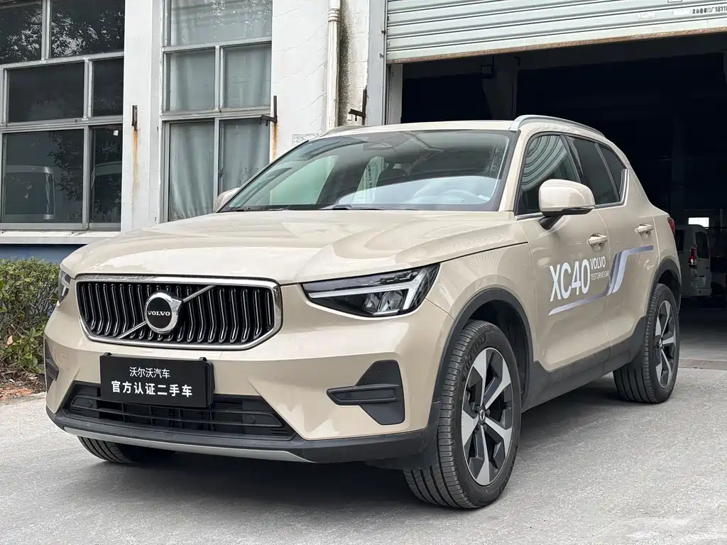 VOLVO XC40