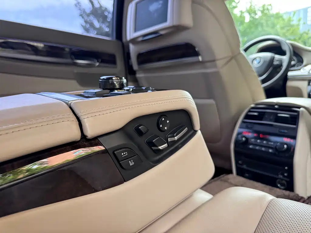 BMW 7 Series — миниатюра 17