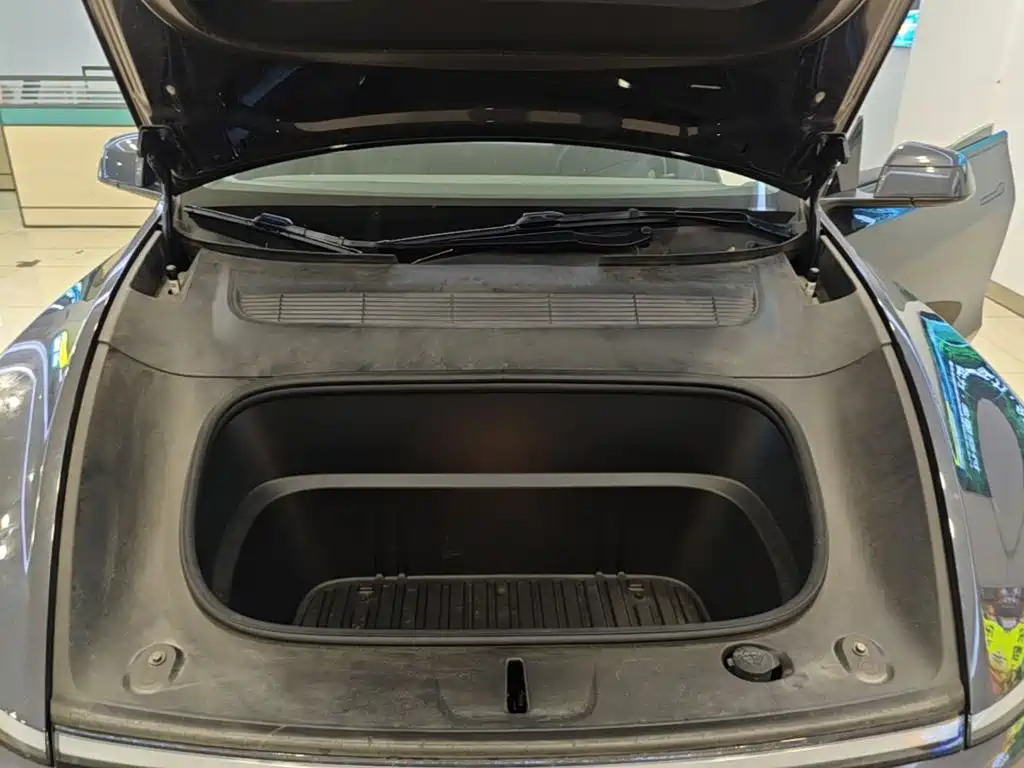 Tesla Model Y — миниатюра 20
