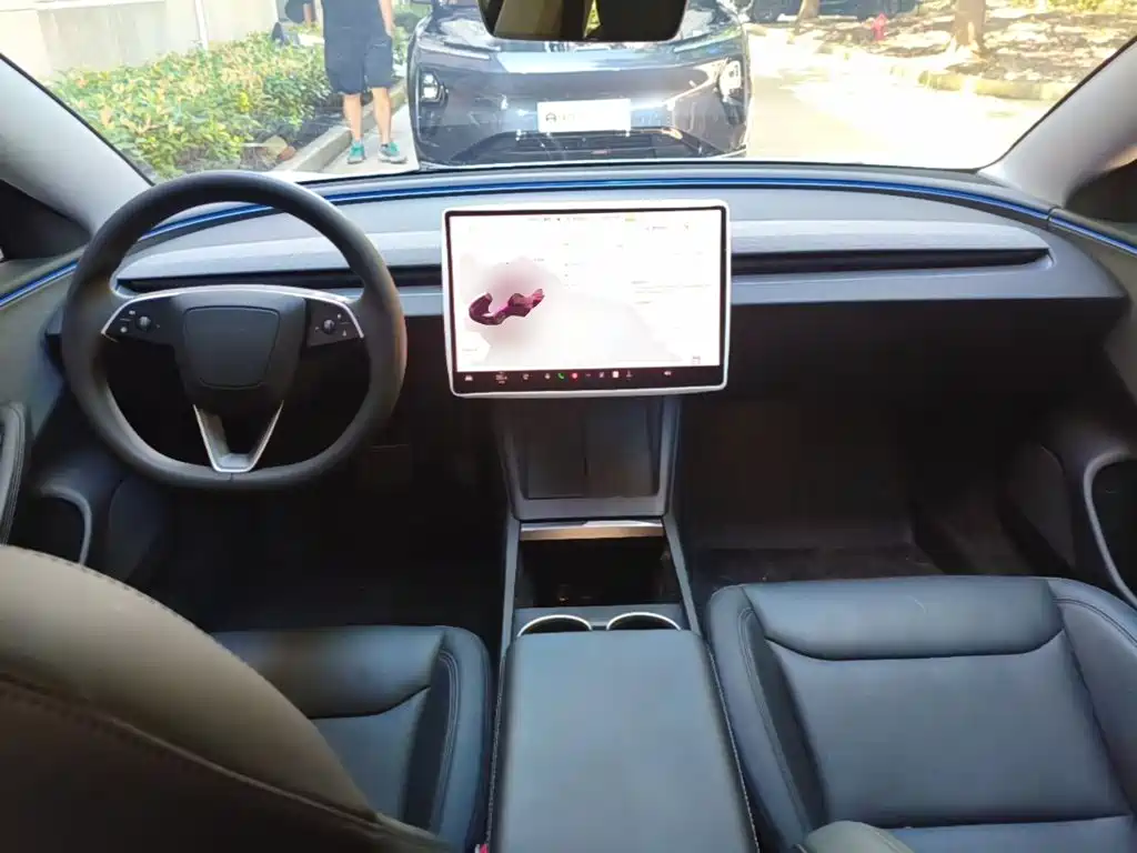 Tesla Model 3 — миниатюра 10