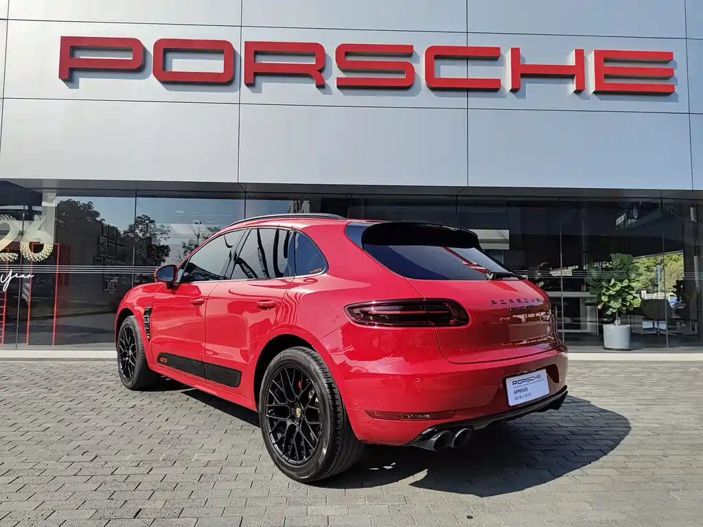 PORSCHE MACAN