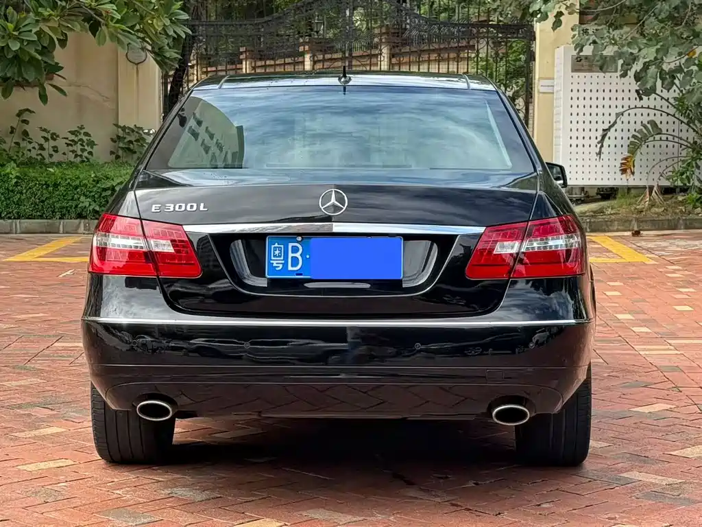 Mercedes-Benz E-Class — миниатюра 7