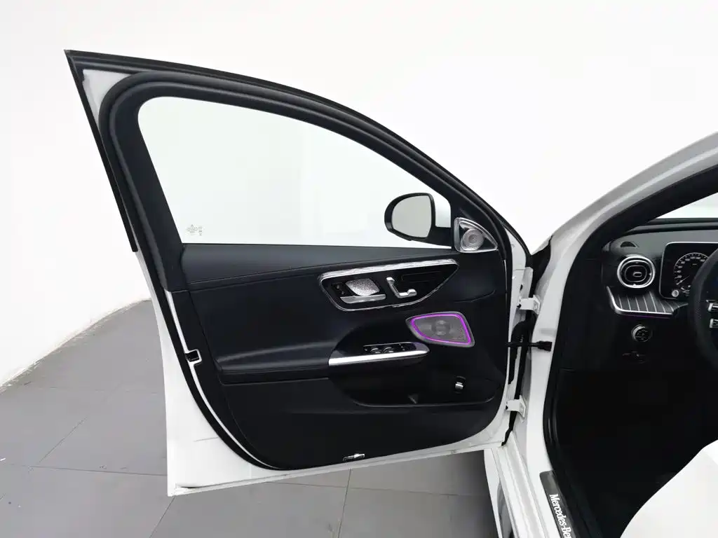 Mercedes-Benz C-Class — миниатюра 8