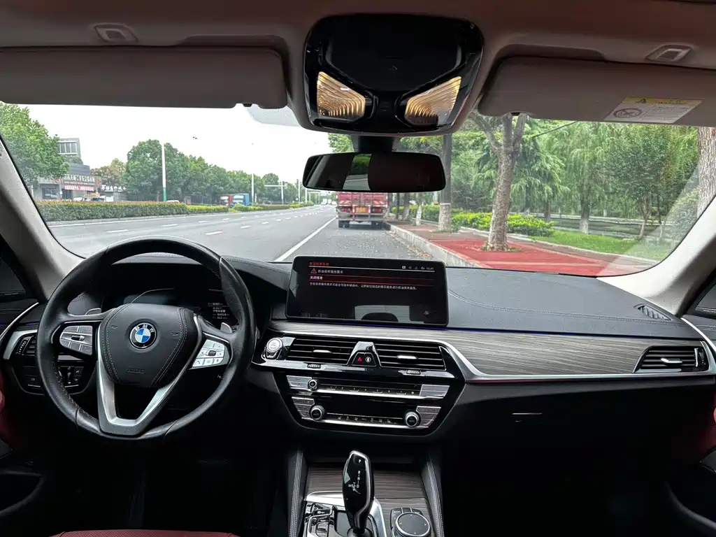 BMW 5 Series — миниатюра 13