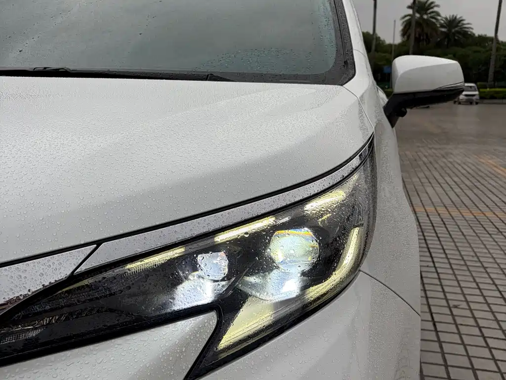 Toyota Granvia — миниатюра 10