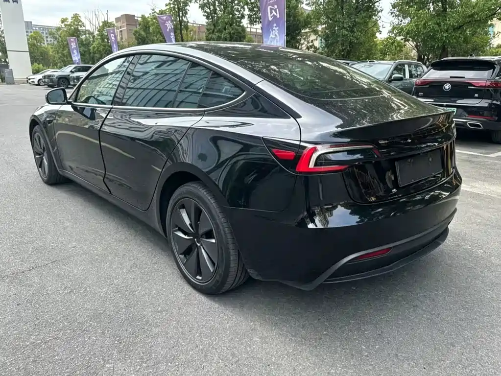 Tesla Model 3 — миниатюра 10
