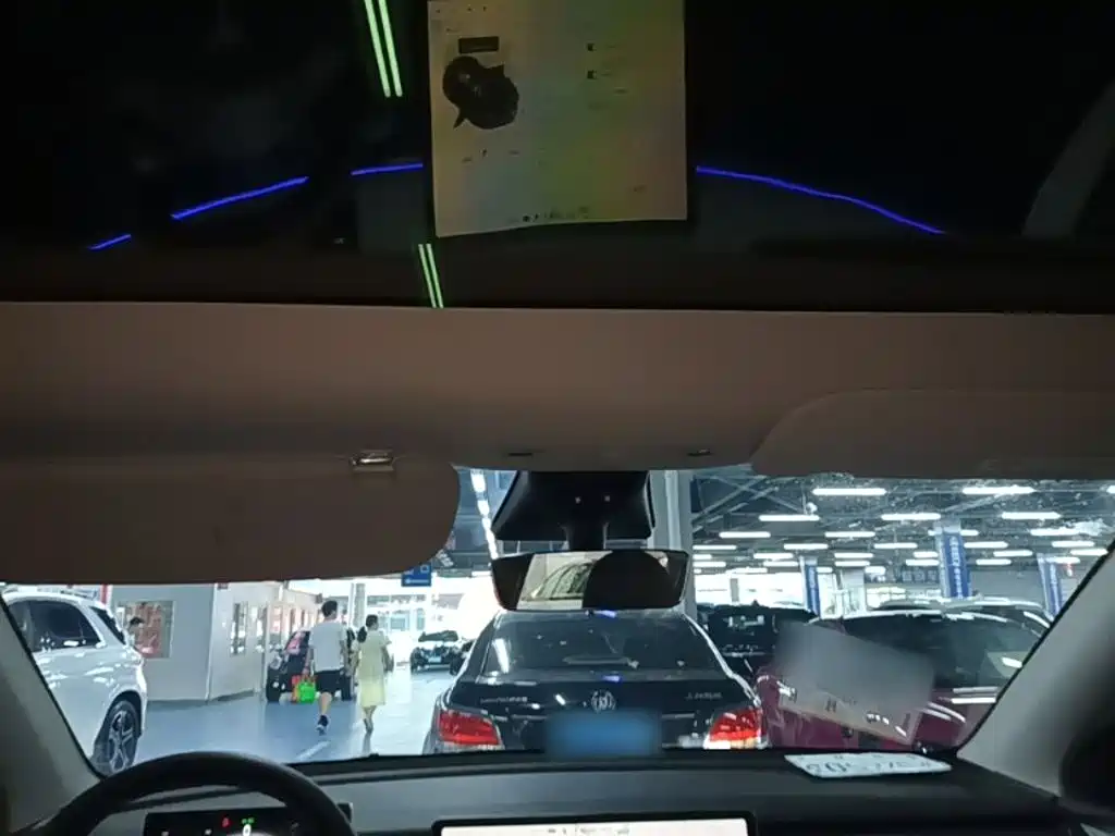 Tesla Model Y — миниатюра 18