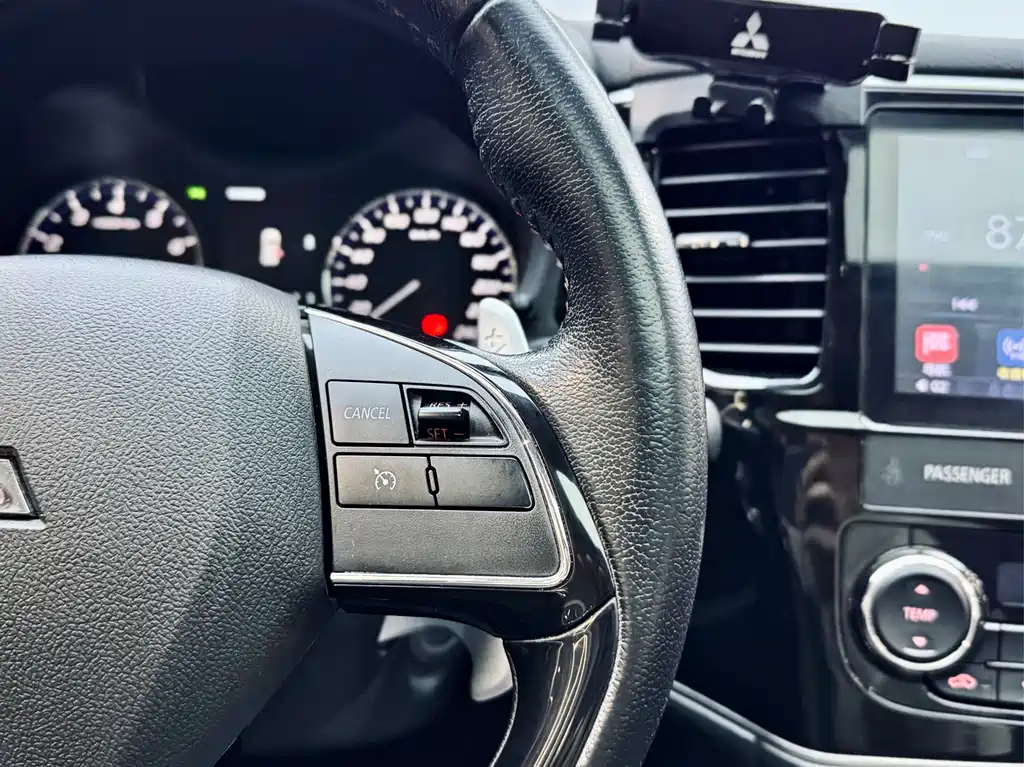 MITSUBISHI OUTLANDER