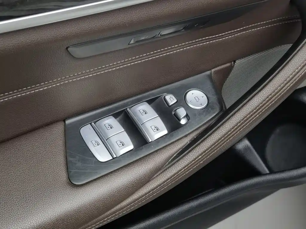BMW 5 Series — миниатюра 9