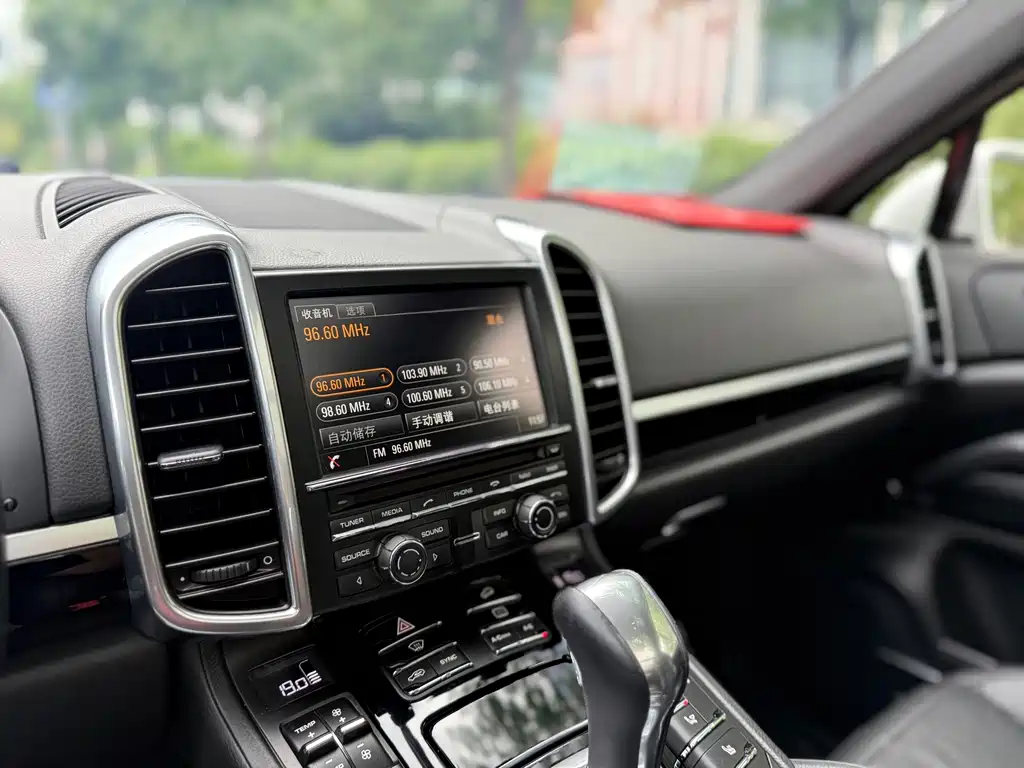 Porsche Cayenne — миниатюра 14