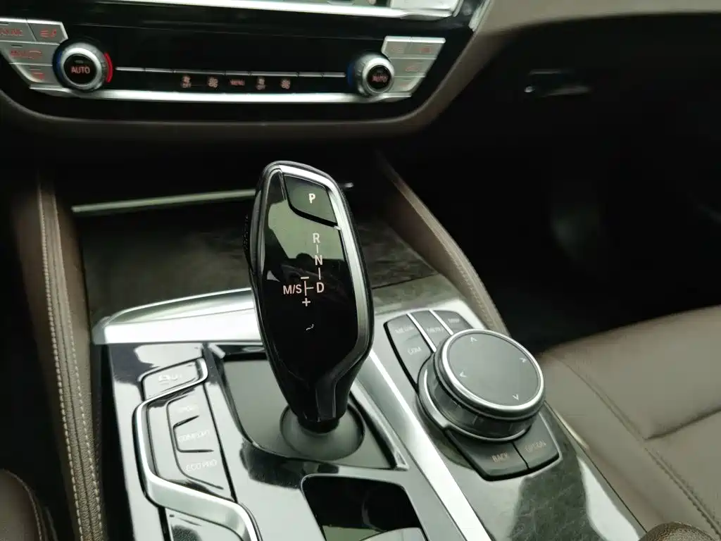 BMW 5 Series — миниатюра 13