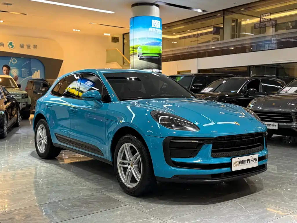 PORSCHE MACAN