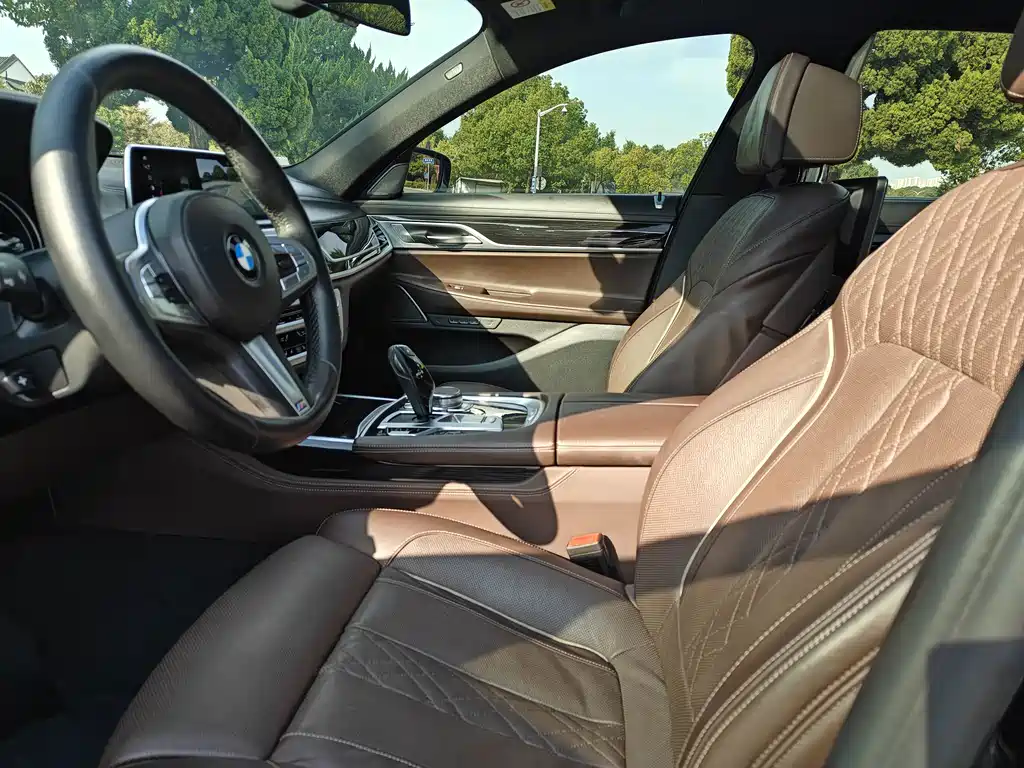 BMW 7 Series — миниатюра 9