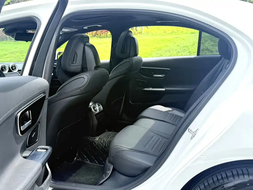 Mercedes-Benz C-Class — миниатюра 8