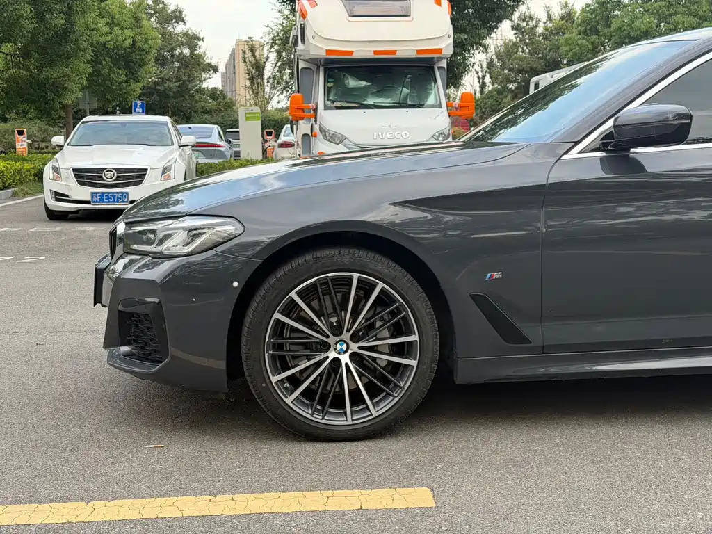 BMW 5 Series — миниатюра 7