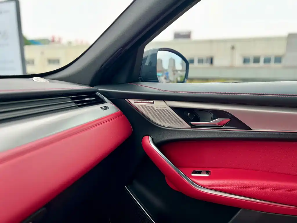 Jaguar F-PACE — миниатюра 17
