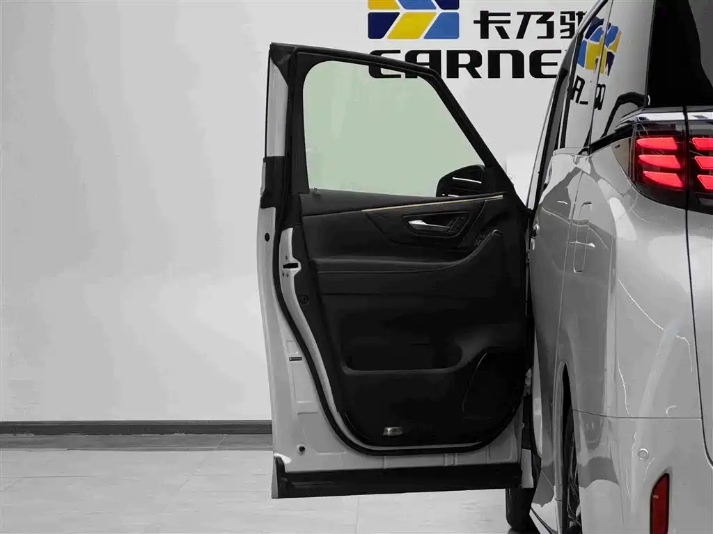 Toyota Alphard — миниатюра 7
