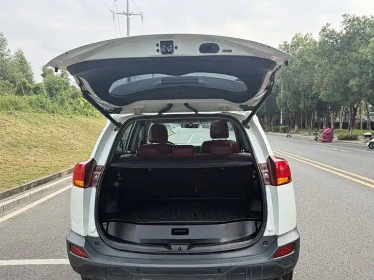 Toyota RAV4 — миниатюра 8