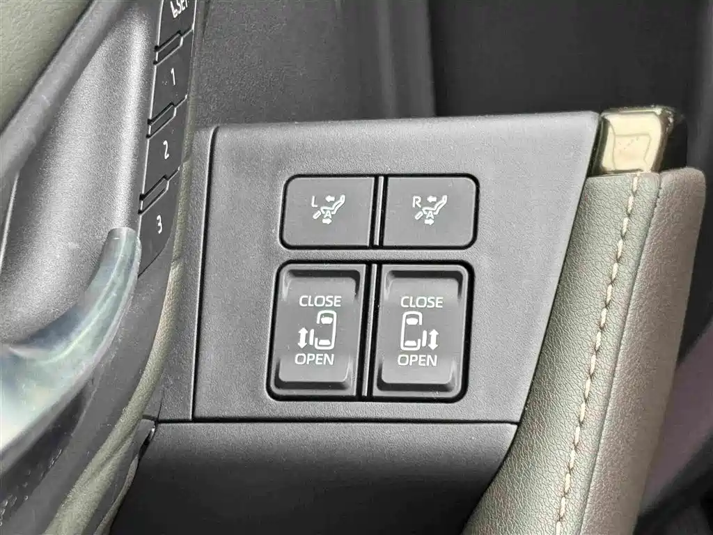 Toyota Alphard — миниатюра 19
